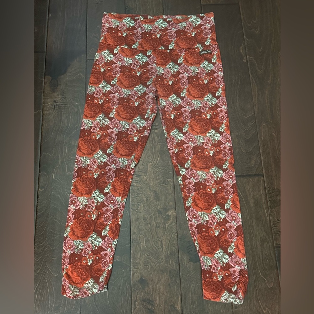 Matilda Jane Women’s size large flower leggings. Excellent condition.